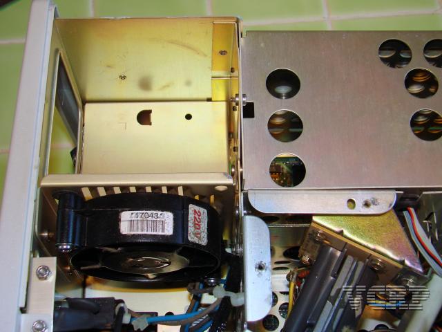 DSC00913.JPG - Le ventilateur est situé dans la trappe coté alimentation.